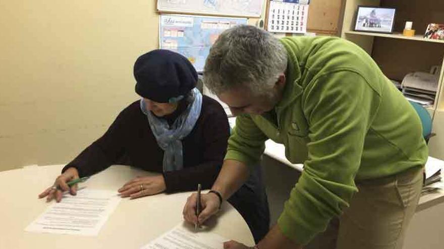 Rueda de los Ríos (Azavi) y Martínez Álvarez (AKÍ) rubrican el convenio de colaboración.