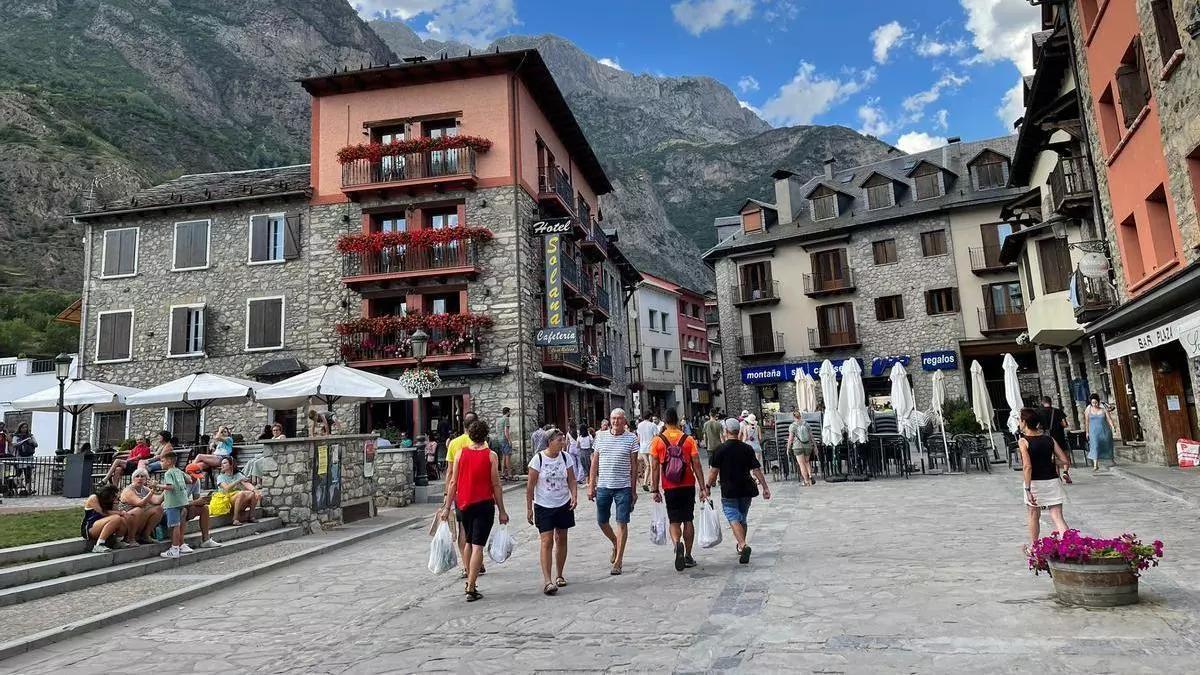 Una de las plazas de Benasque, en una imagen de archivo.