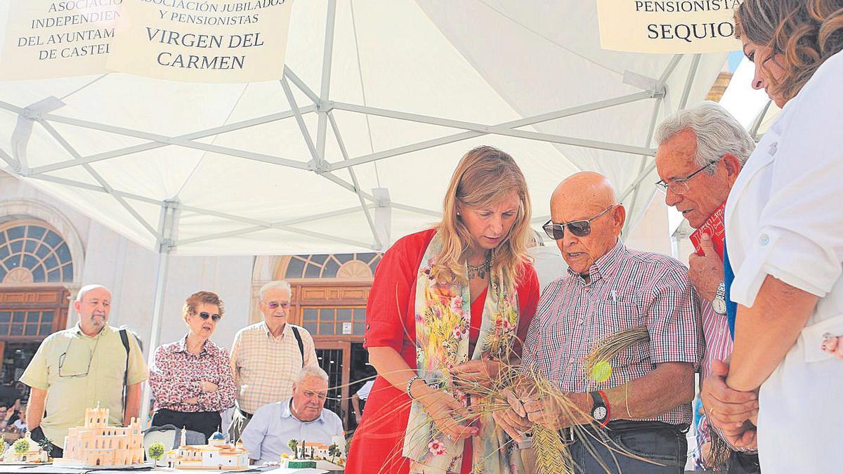 La alcaldesa Amparo Marco en un acto con personas mayores.