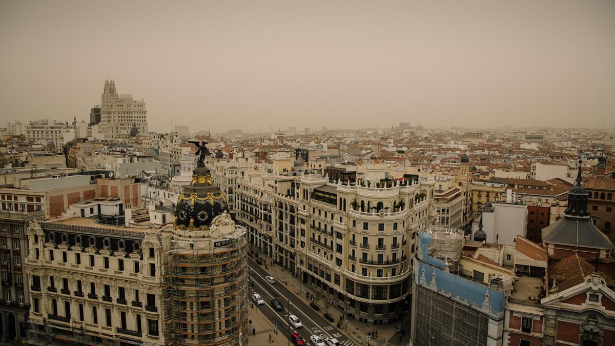 La Gran Vía con calima desde la terraza del Círculo de Bellas Artes, a 15 de marzo de 2022, en Madrid (España).