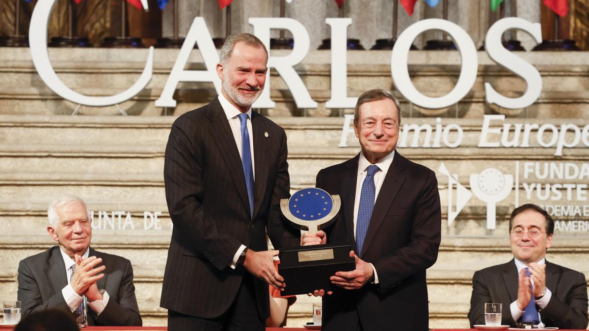 Mario Draghi recoge el Premio Europeo Carlos V de manos de Felipe VI.