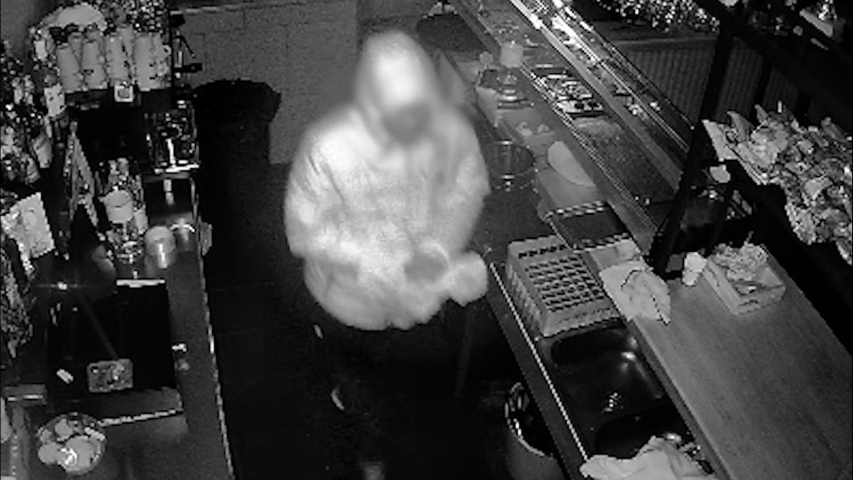 Uno de los arrestados ahora captado por el sistema de videovigilancia de uno de los bares de Algorfa asaltados