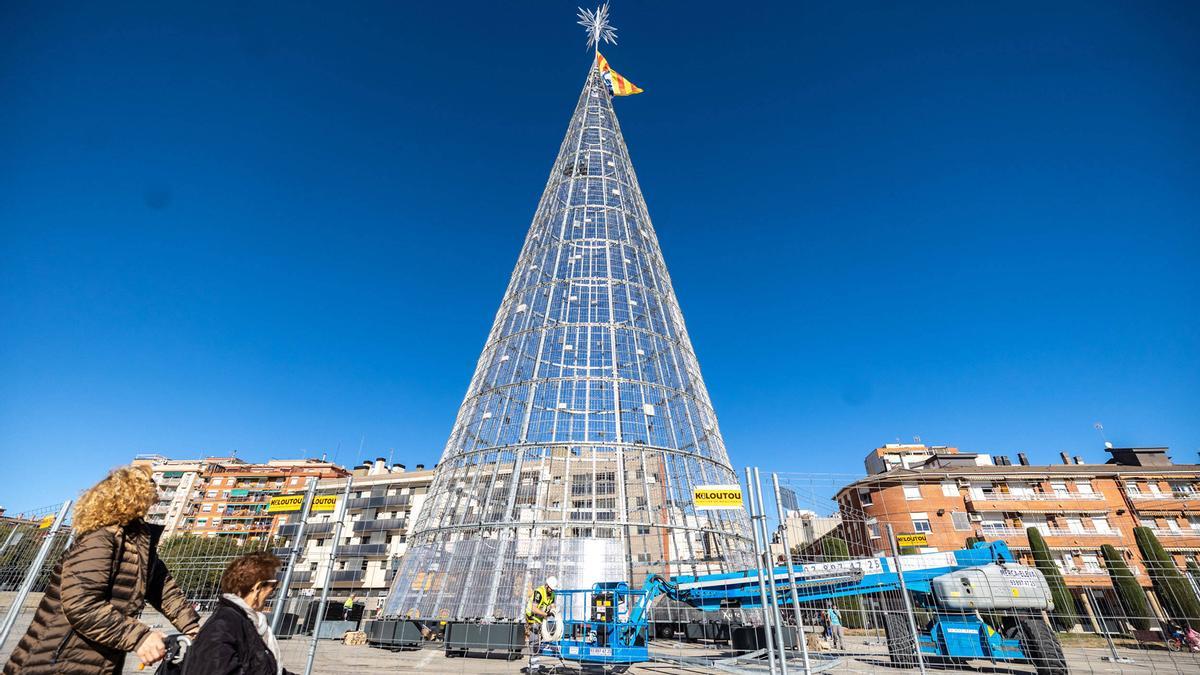 Badalona ya tiene el árbol de Navidad "más alto" de España