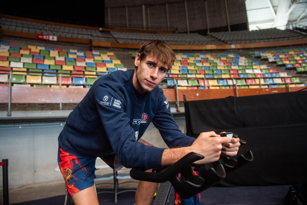Guillem Jou pedalea en la bicicleta estática tras un entrenamiento del Leyma Coruña en el Coliseum.