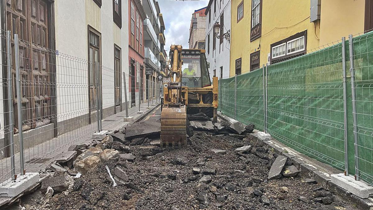 Una pala trabajando en la calle Alcalde Alonso Suárez Melián.