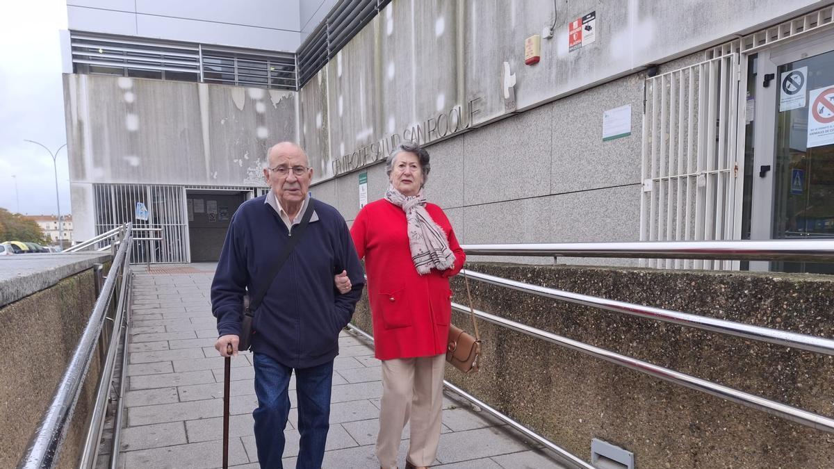 Un matrimonio, tras ser atendido en el centro de salud de San Roque.