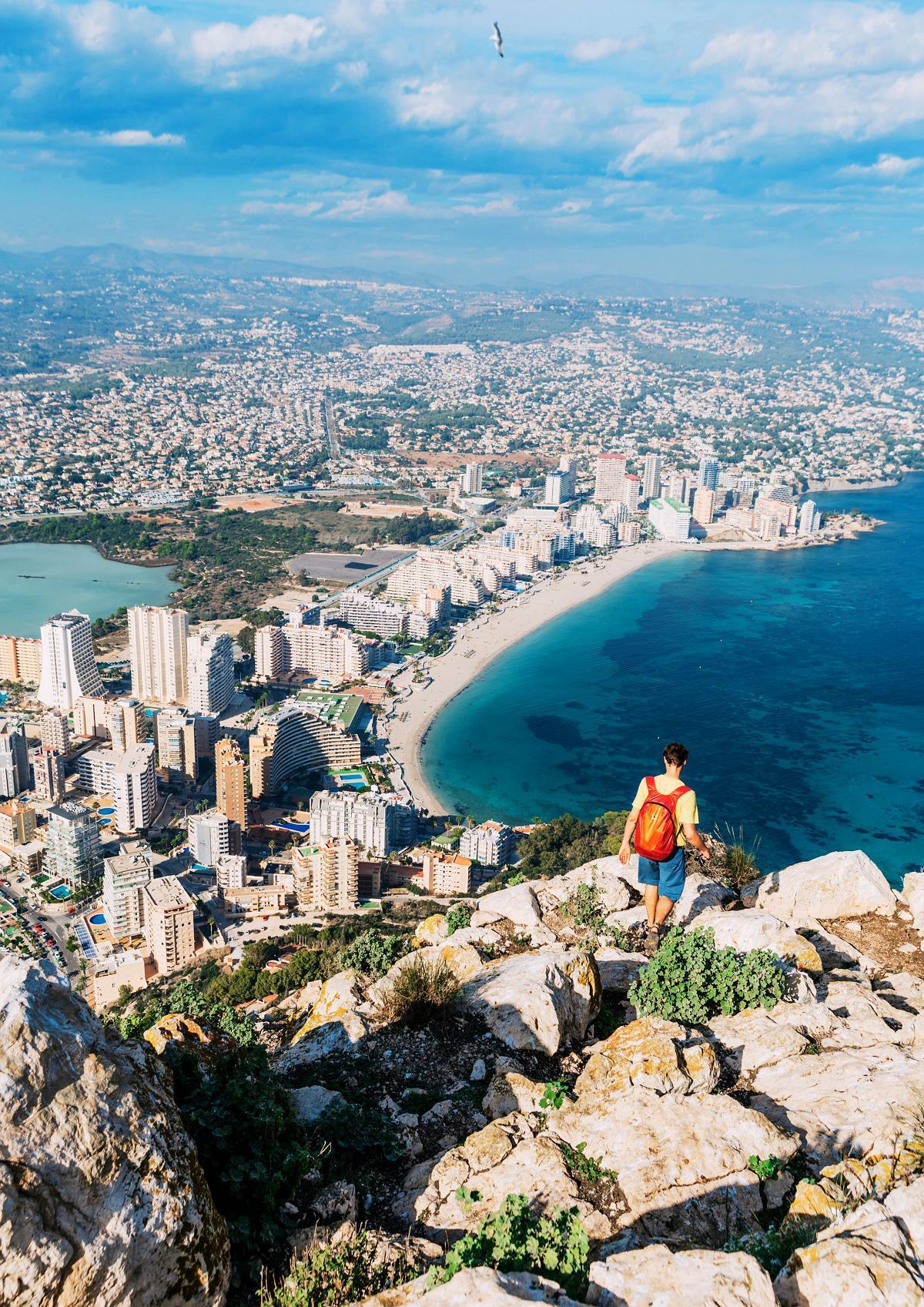 Sube al Parque Natural del Peñón de Ifach para vistas asombrosas y degustar mariscos frescos junto al mar.