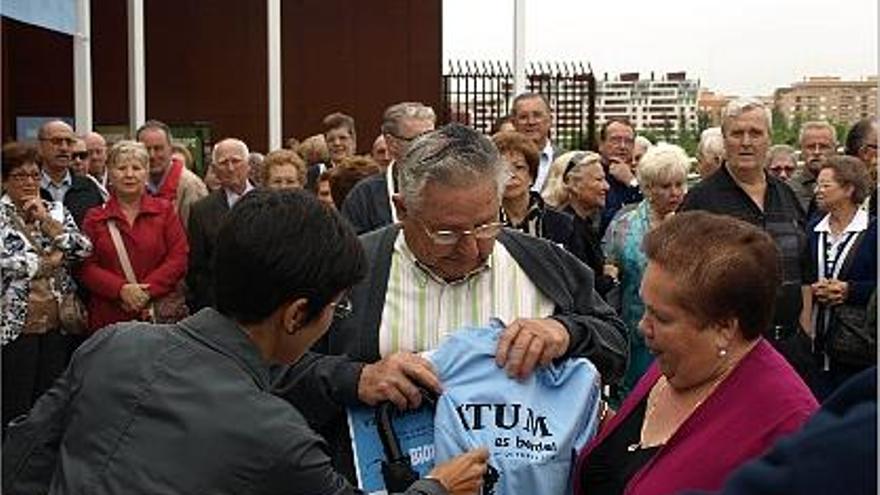 Antonio Adriá recibe junto a su esposa la camiseta de la cueva Kitum y otros obsequios.