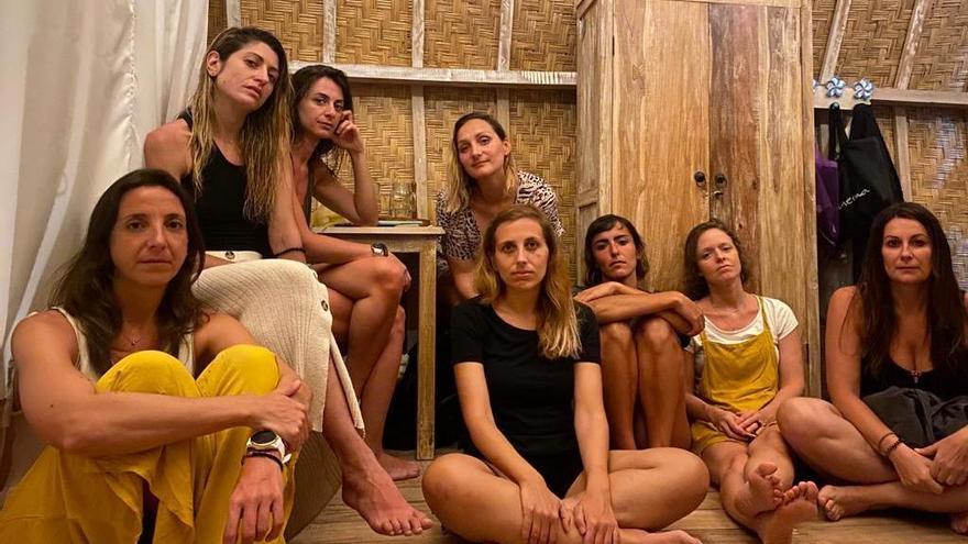 El grupo de las ocho valencianas atrapadas en Bali, entre ellas la alcoyana Ana Micó.