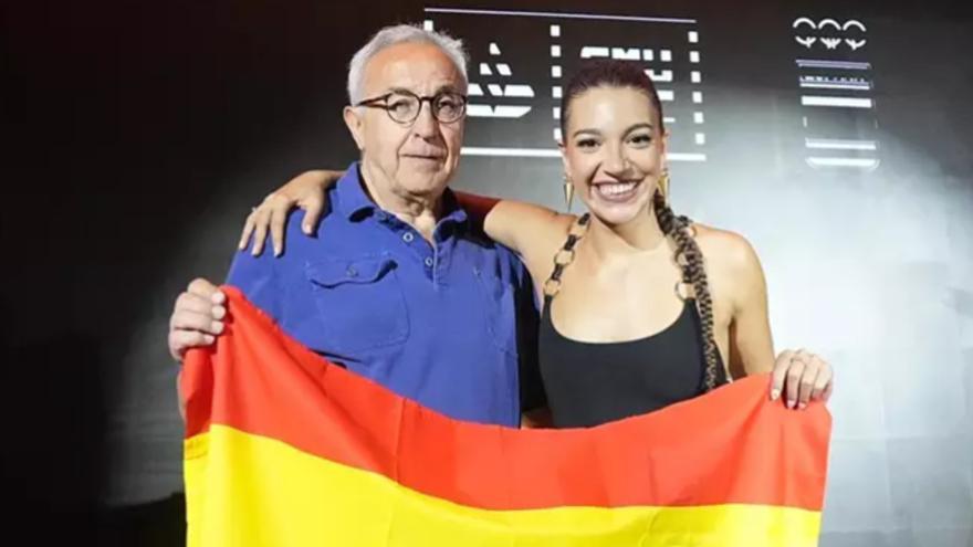 Vídeo: Ana Guerra canta La Bikina en los Premios Platino / Imagen: El presidente del Comité Olímpico Español (COE), Alejandro Blanco, junto a la cantante.