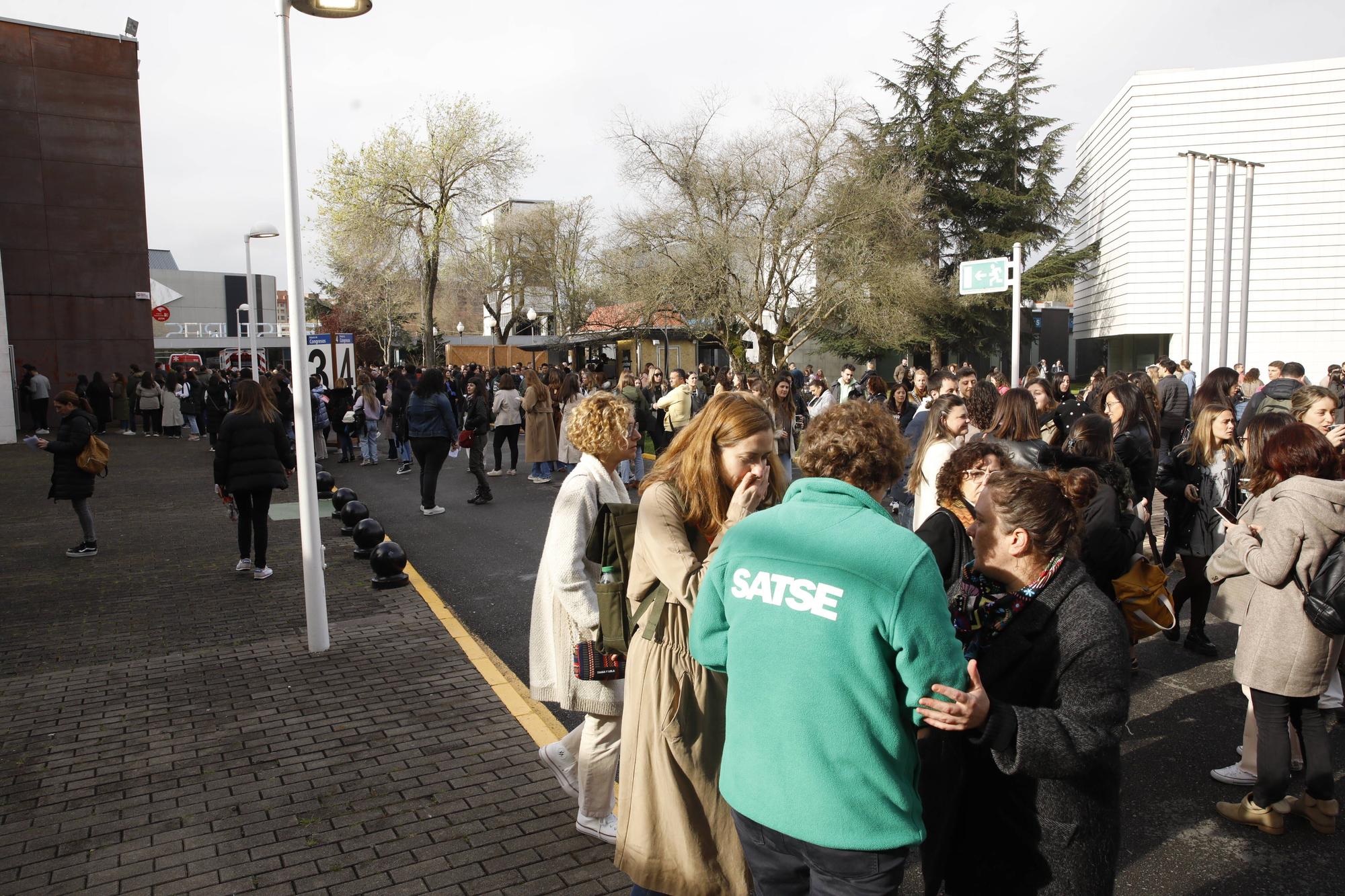 Miles de personas participan en la macrooposición de la sanidad pública asturiana.