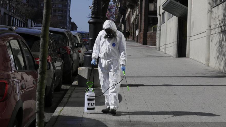 Labores de desinfección en el entorno de una residencia de Oviedo el pasado mes de marzo.