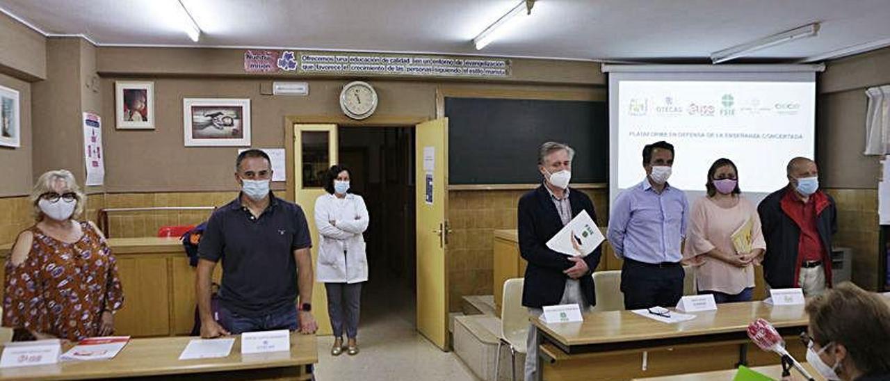 Por la izquierda, de pie, Paloma Sicilia (USO), José Manuel Cueto (OTECAS), José López-Sela (FSIE), Ángel Gallo (CECE), Desireé Fernández (CONCAPA) y Carlos Robla (Escuelas Católicas), en la presentación de la plataforma en defensa de la concertada.