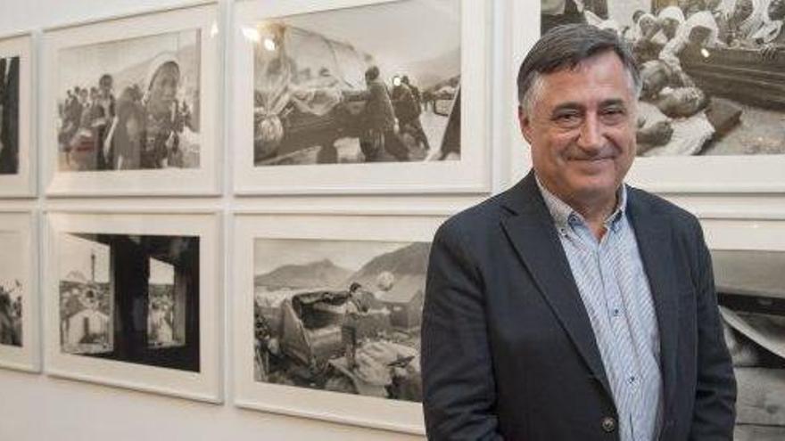 Gervasio Sánchez davant d&#039;algunes fotografies de la seva exposició al Museu de la Pell d&#039;Igualada