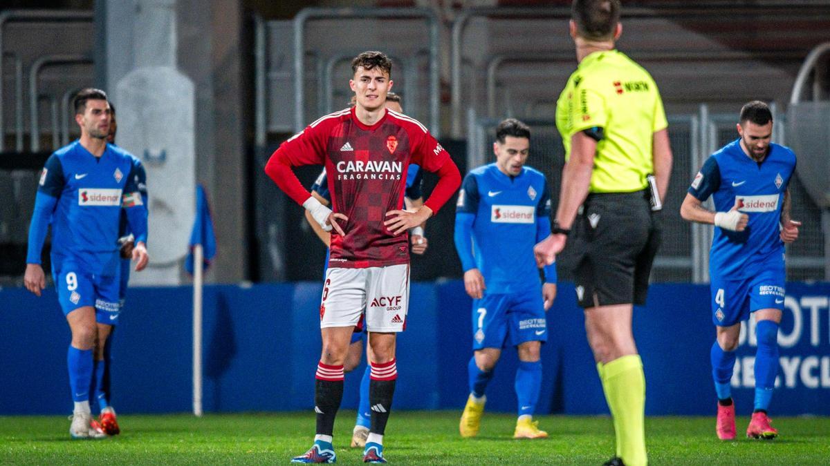 Francés se lamenta ante la presencia de López Toca durante el partido disputado en Lezama.