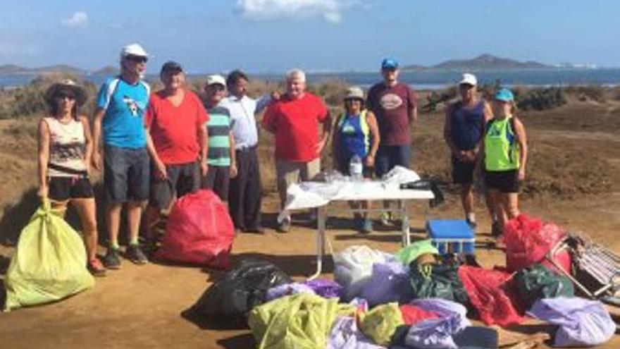 Voluntarios frente al Mar Menor.