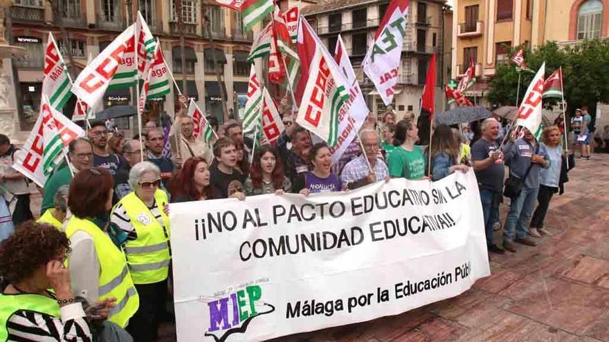 Movimientos estudiantiles y sindicatos se manifestaron en la plaza de la Constitución.