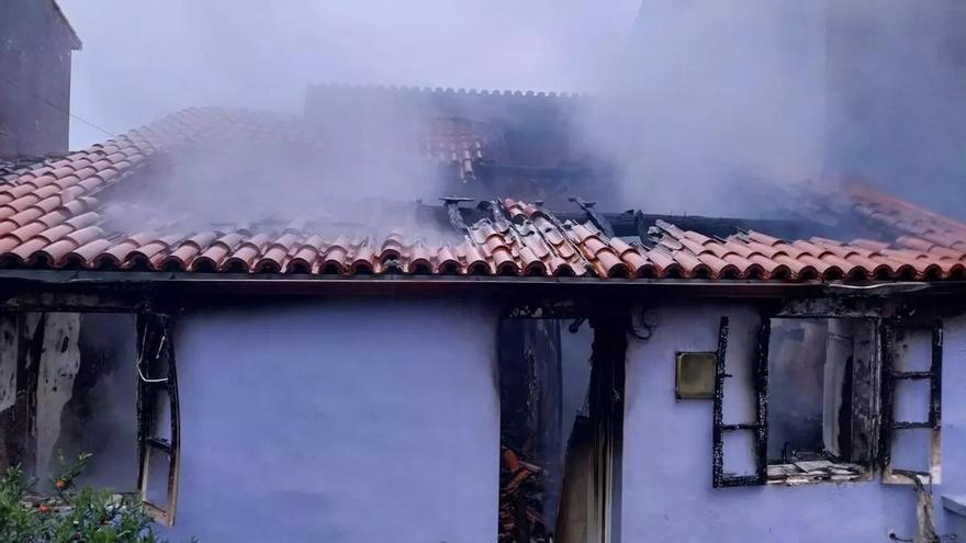 El maullido de una gata salva a una madre y su hija tras incendiarse su vivienda en Malpica