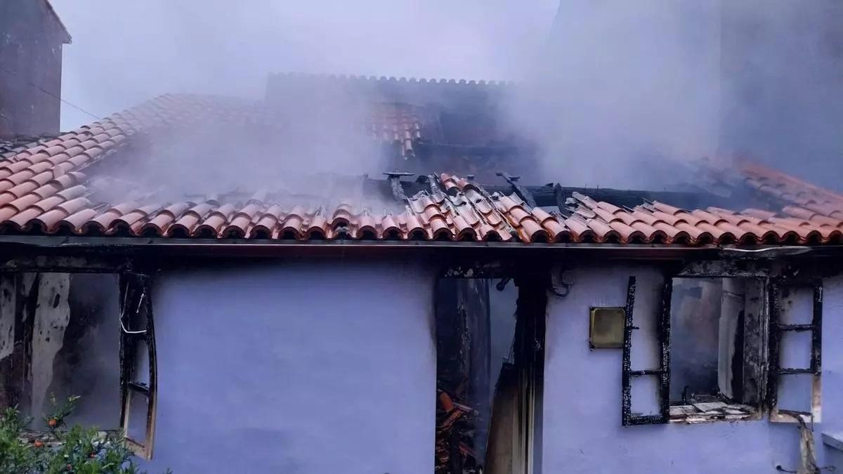 El maullido de una gata salva a una madre y su hija tras incendiarse su vivienda en Malpica