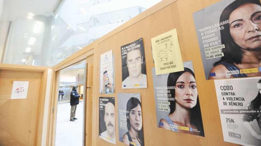 Carteles pegados en el Juzgado de Violencia sobre la Mujer.