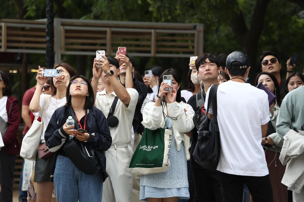 Turistas fotografiando la Sagrada Familia.