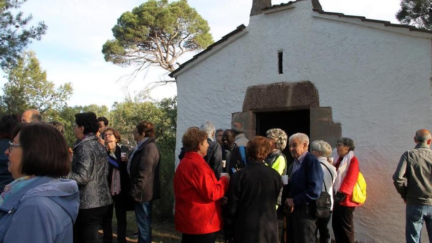 Feligresos davant de l&#039;ermita de Sant Isidre, aquest dimarts al matí