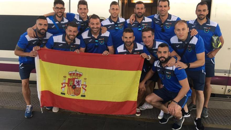 Guardias civiles valencianos antes de partir hacia el campeonato europeo.