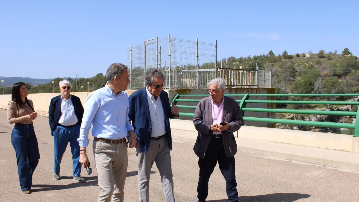 La comitiva sobre la presa de Puentes IV.