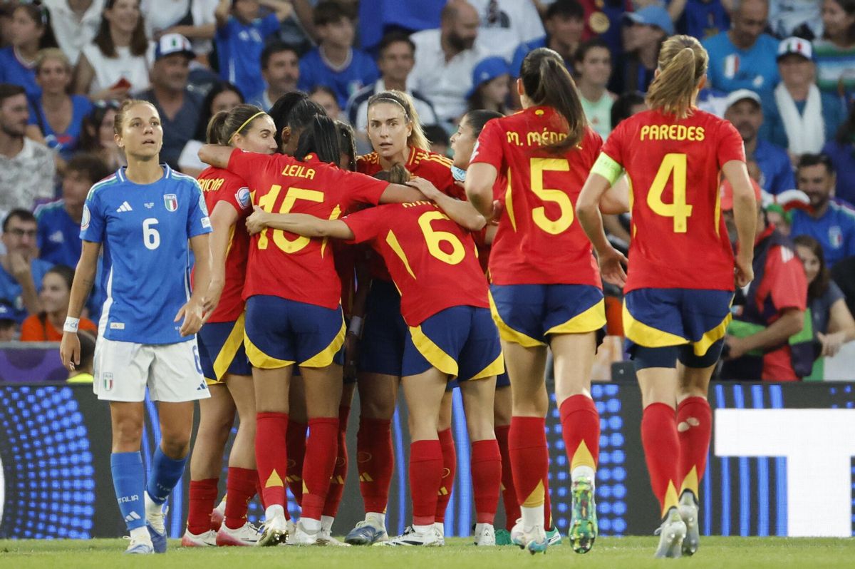 BERNA (SUIZA), 11/07/2025.- Las jugadoras españolas celebran el gol del empate anotado por Athenea del Castillo este viernes, durante el partido del Grupo B de la Eurocopa 2025 que disputan las selecciones de Italia y España, en el Estadio Wankdorf, en Berna (Suiza). EFE/ Ana Escobar