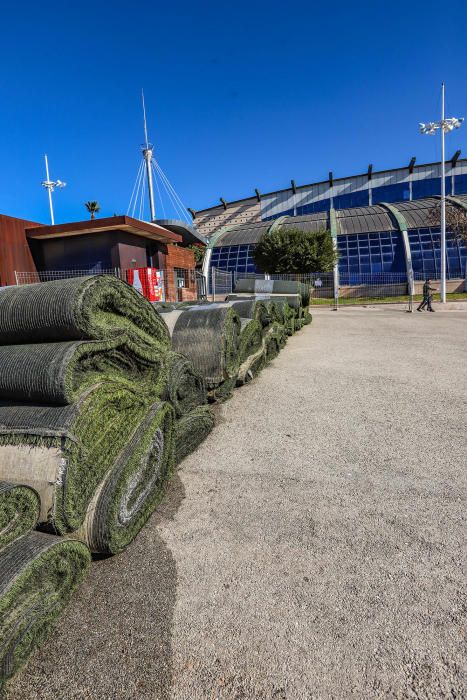 El césped artificial de los campos de fútbol de la Ciudad Deportiva se está sustituyendo en estos momentos. Más adelante se renovará la pista de atletismo. Las obras van a durar 4 meses y cuestan 650.