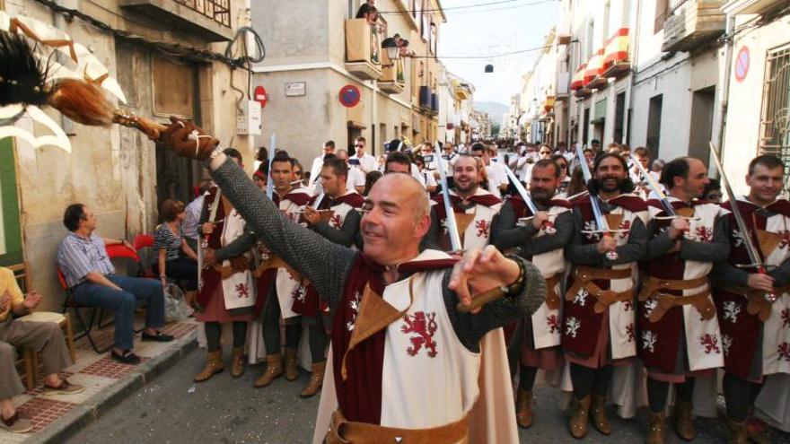 Festeros de Beneixama en un desfile de 2012