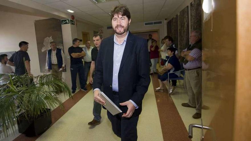 El alcalde, Carlos Calvelo, antes de entrar al salón de plenos del Concello.