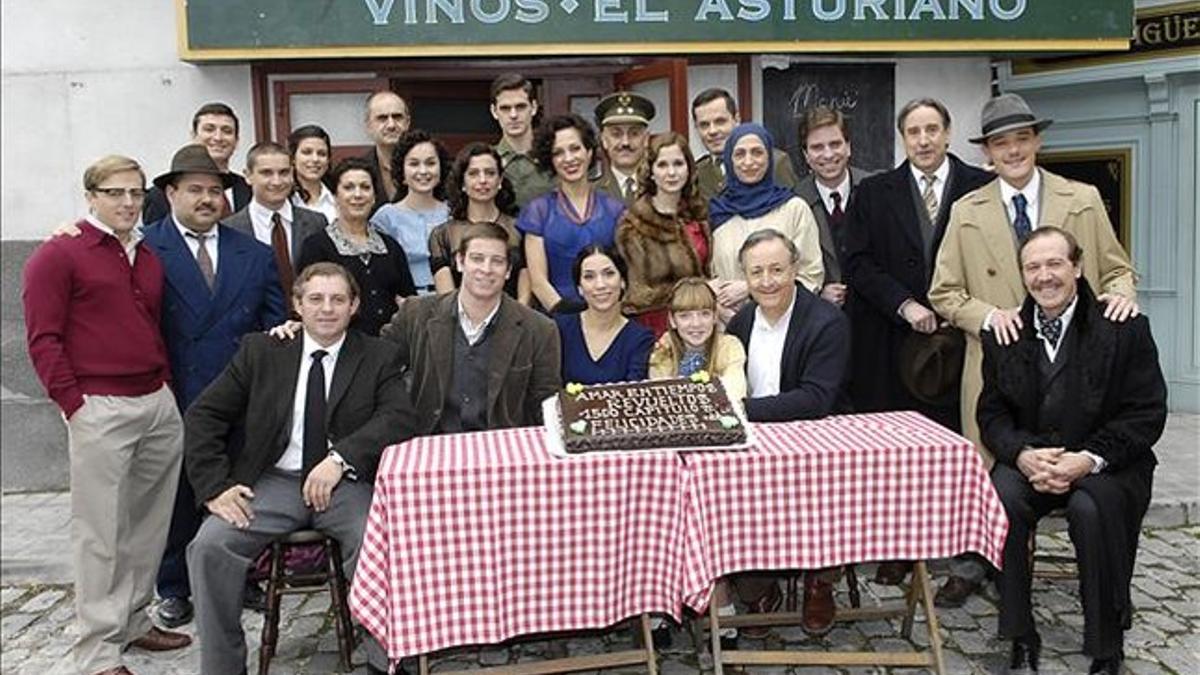 El equipo de actores del serial 'Amar en tiempos revueltos', de TVE-1.