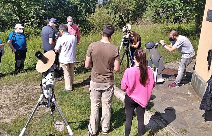 Socios de Omega y asistentes, siguiendo el eclipse desde el exterior del Observatorio de Deva. | Daniel García