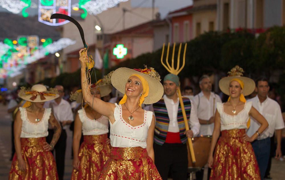 Los festeros tomaron ayer tarde el centro de Agost con una fastuosa Entrada Cristiana que llenó de música y fiesta las calles.