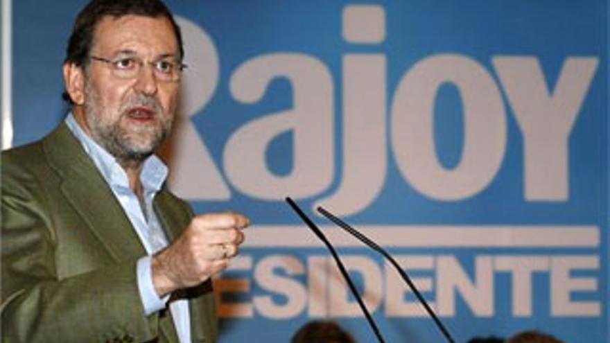 Rajoy acusa a Zapatero de ser un &quot;peligro&quot; para la economía de las familias