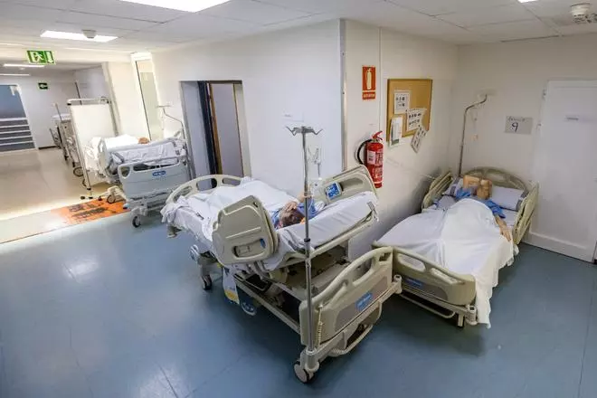 El Hospital de la Marina Baixa da en un día decenas de altas para ingresar a los pacientes amontonados en Urgencias
