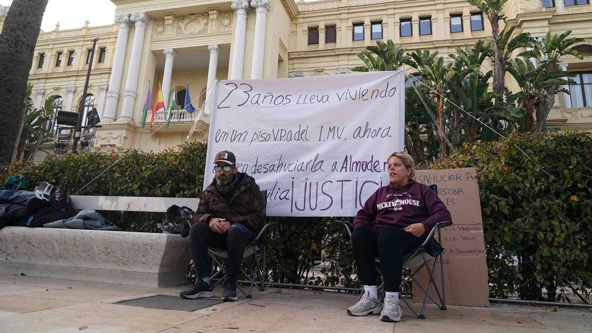 El matrimonio de desahuciados por el IMV comenzó la protesta ayer, delante del Ayuntamiento.