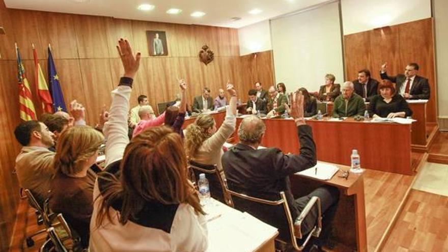 Momento de la votación ayer en el pleno, cuando el PP, Mancebo y López-Bas tumbaron la propuesta del Caballero Cubierto.