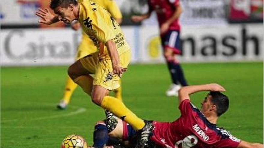 El gran protagonista del partit, Rubén Alcaraz, s&#039;escapoleix de l&#039;escomesa del local Mikel Merino.