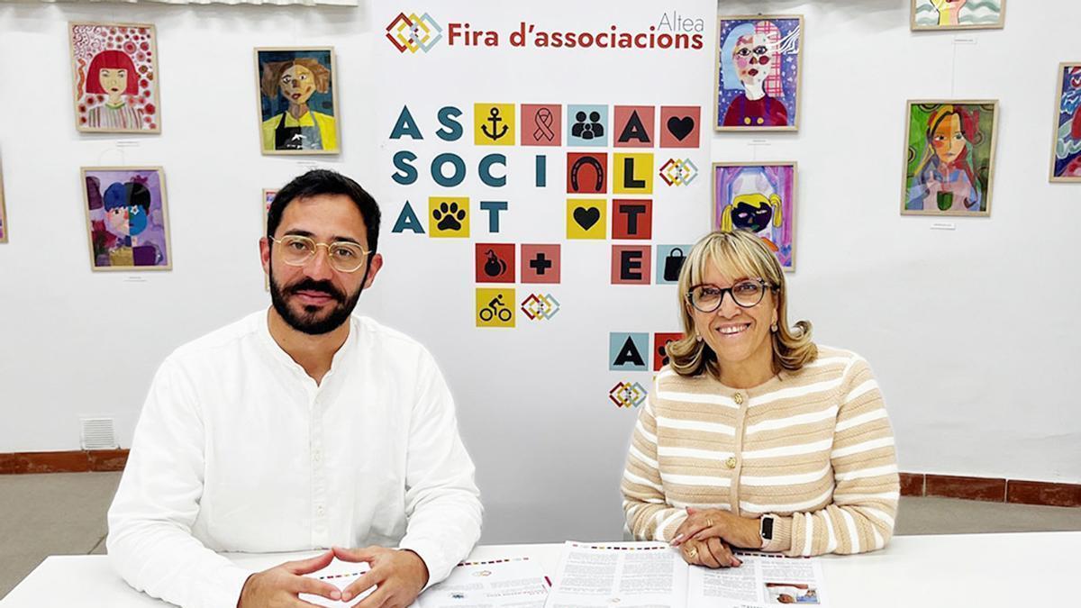 El concejal de Participacion Ciudadana de Altea, Joaquim Devesa, y la presidenta de Corazon Expres, Magdalena Lopez del Castillo, presentan la III Fira d´Associacions.