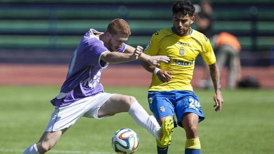 Tana pugna con un jugador del Laguna por la posesión del balón.