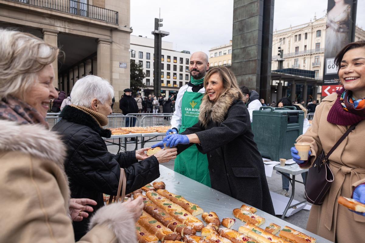 En imágenes | EL PERIÓDICO DE ARAGÓN reparte 20.000 raciones de roscón en la plaza del Pilar por San Valero