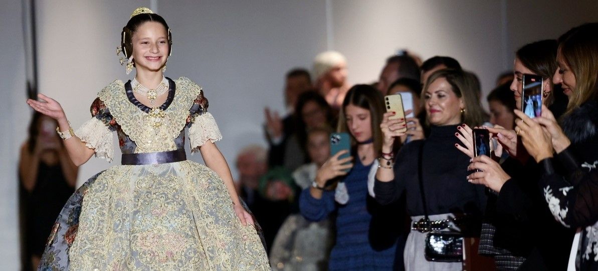 Visita muy especial de Marta Mercader a la presentación de su falla, Alberique-Héroe Romeu