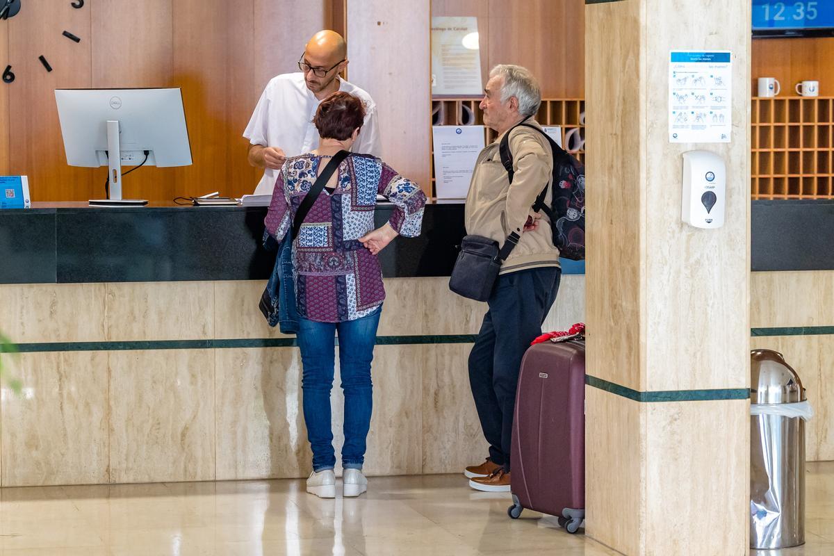 Turistas en la recepción del hotel.