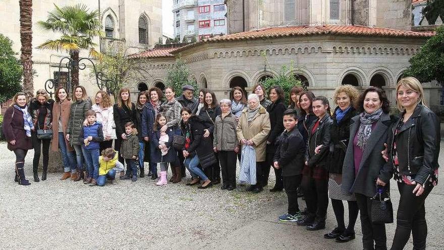 En la foto algunas de las participantes en este reencuentro con hijos y alguna antigua docente. // I.Osorio