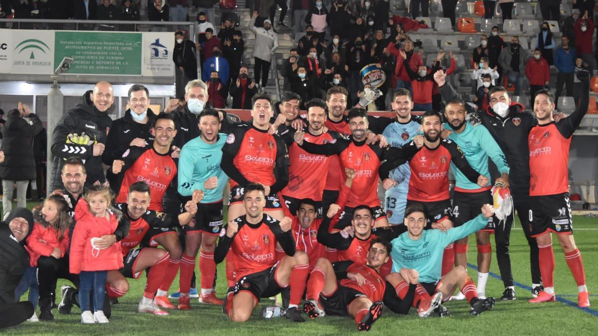Los jugadores del Salerm Puente Genil celebran su última victoria en el Manuel Polinario.
