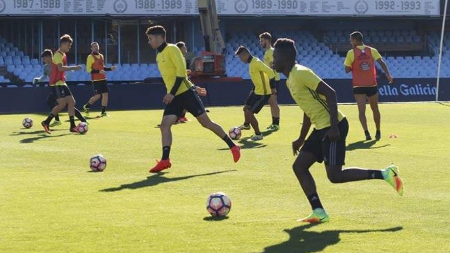 Los jugadores del Celta en el entrenamiento de hoy en Balaídos. // Alba Villar