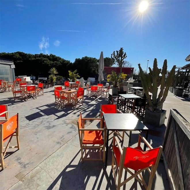 La terraza del restaurante chiringuito Kauai Gavà Mar, junto al Mediterráneo