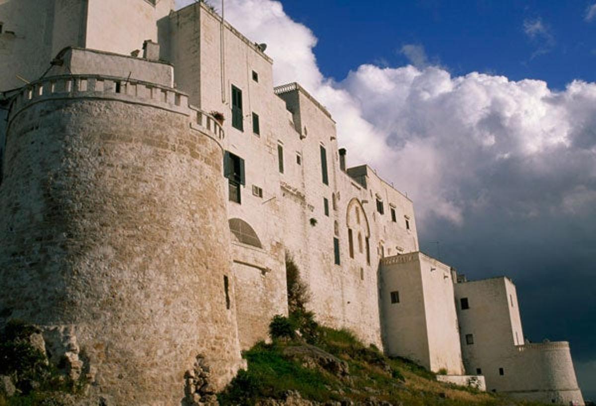 La ciudad medieval de Ostuni sigue estando protegida por murallas medievales. La ciudad medieval de Ostuni sigue estando protegida por murallas medievales.